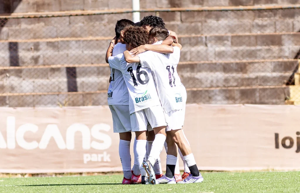 Os Meninos da Vila vão enfrentar o Athletico na final (Foto: Alcans Cup/Divulgação)