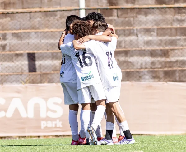 Os Meninos da Vila vão enfrentar o Athletico na final (Foto: Alcans Cup/Divulgação)
