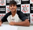 Atacante Cadu assina contrato de formação com o Corinthians