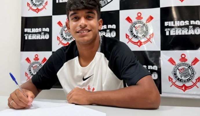 Atacante Cadu assina contrato de formação com o Corinthians