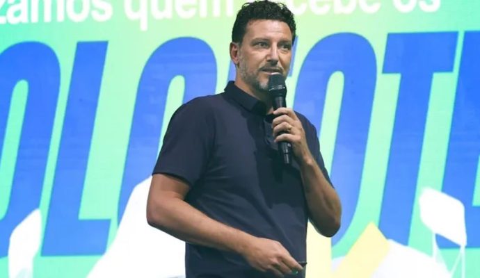 Elano acerta retorno ao Santos para comandar a base