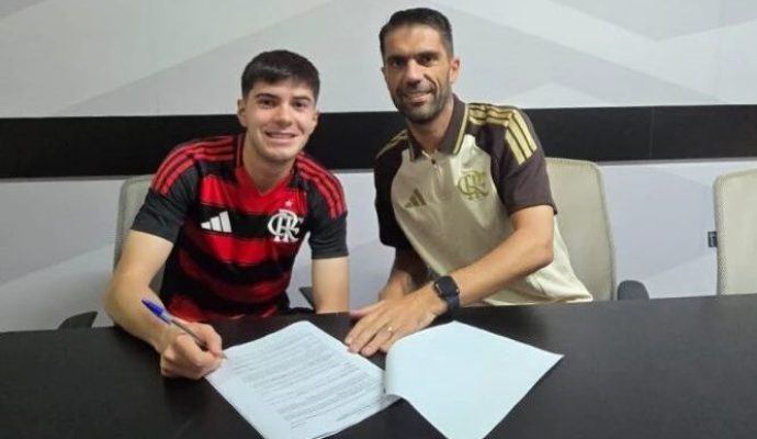 Flamengo amplia elenco com atacante mexicano