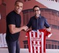 Pentacampeão Rivaldo visita o CT e acompanha chegada do filho