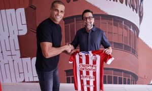 Pentacampeão Rivaldo visita o CT e acompanha chegada do filho