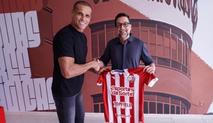 Pentacampeão Rivaldo visita o CT e acompanha chegada do filho