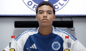 Promessa do Cruzeiro assina primeiro contrato profissional
