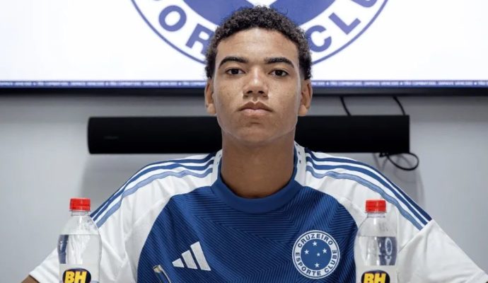 Promessa do Cruzeiro assina primeiro contrato profissional