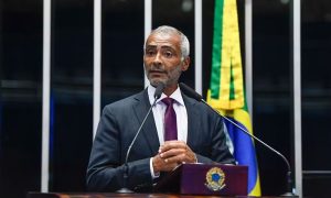 Romário apresenta projeto para reforçar proteção a atletas