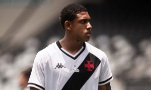 Vasco amplia contrato de jovem que treina entre os profissionais