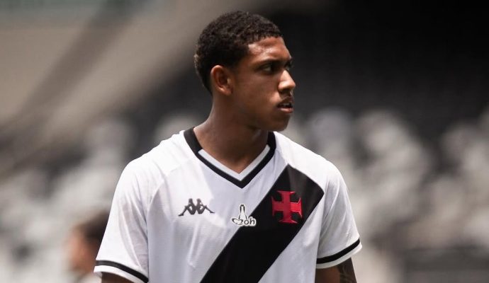 Vasco amplia contrato de jovem que treina entre os profissionais