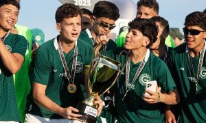 Vitor Adriano celebra primeiro título com a camisa esmeraldina