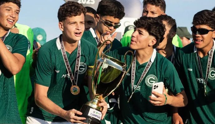 Vitor Adriano celebra primeiro título com a camisa esmeraldina